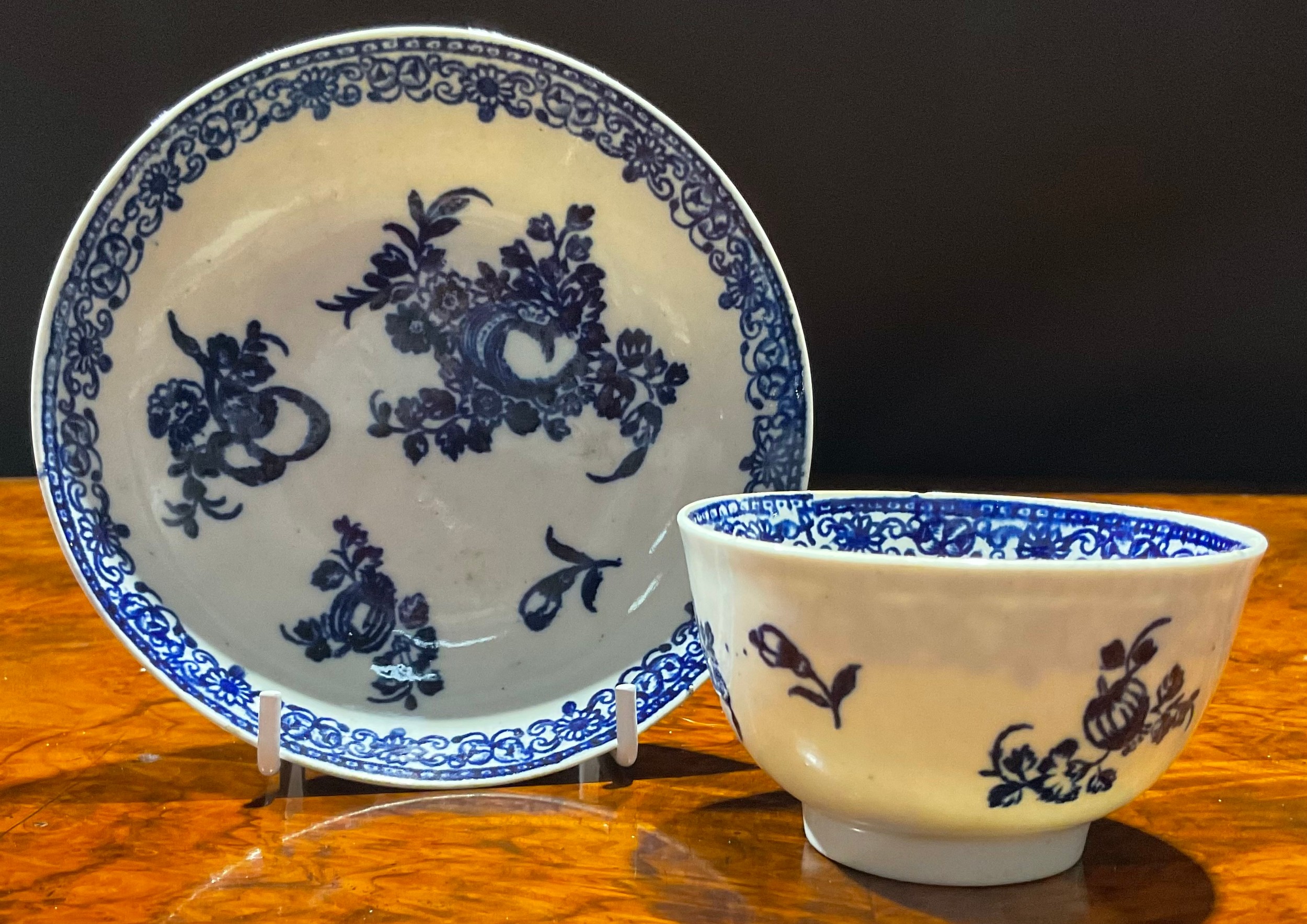 A Liverpool Barbed Chain and Daisy Spray pattern tea bowl and saucer, decorated in underglaze - Image 7 of 9