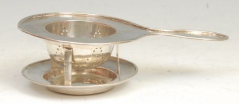A Chinese silver tea strainer on stand, textured borders, 16cm long, Wing On Co, Shaghai, c.1930,