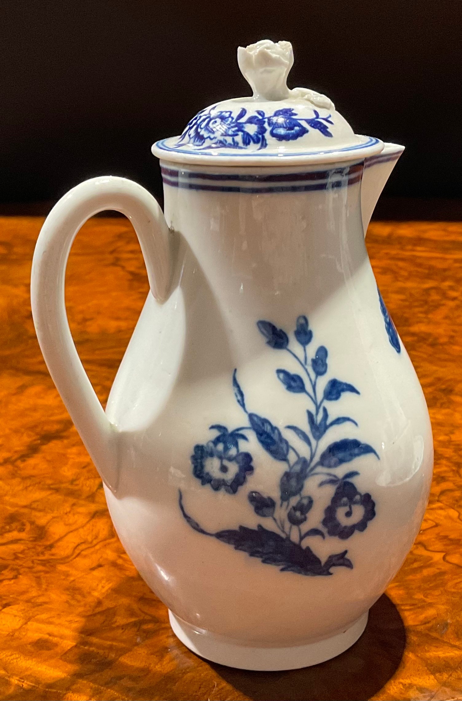 A Caughley Three Flowers pattern sparrow beak jug and cover, decorated in underglaze blue, flower - Image 3 of 13