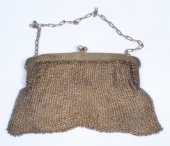An early 20th century Continental silver mesh evening purse, 13.5cm wide, c.1910, 130g