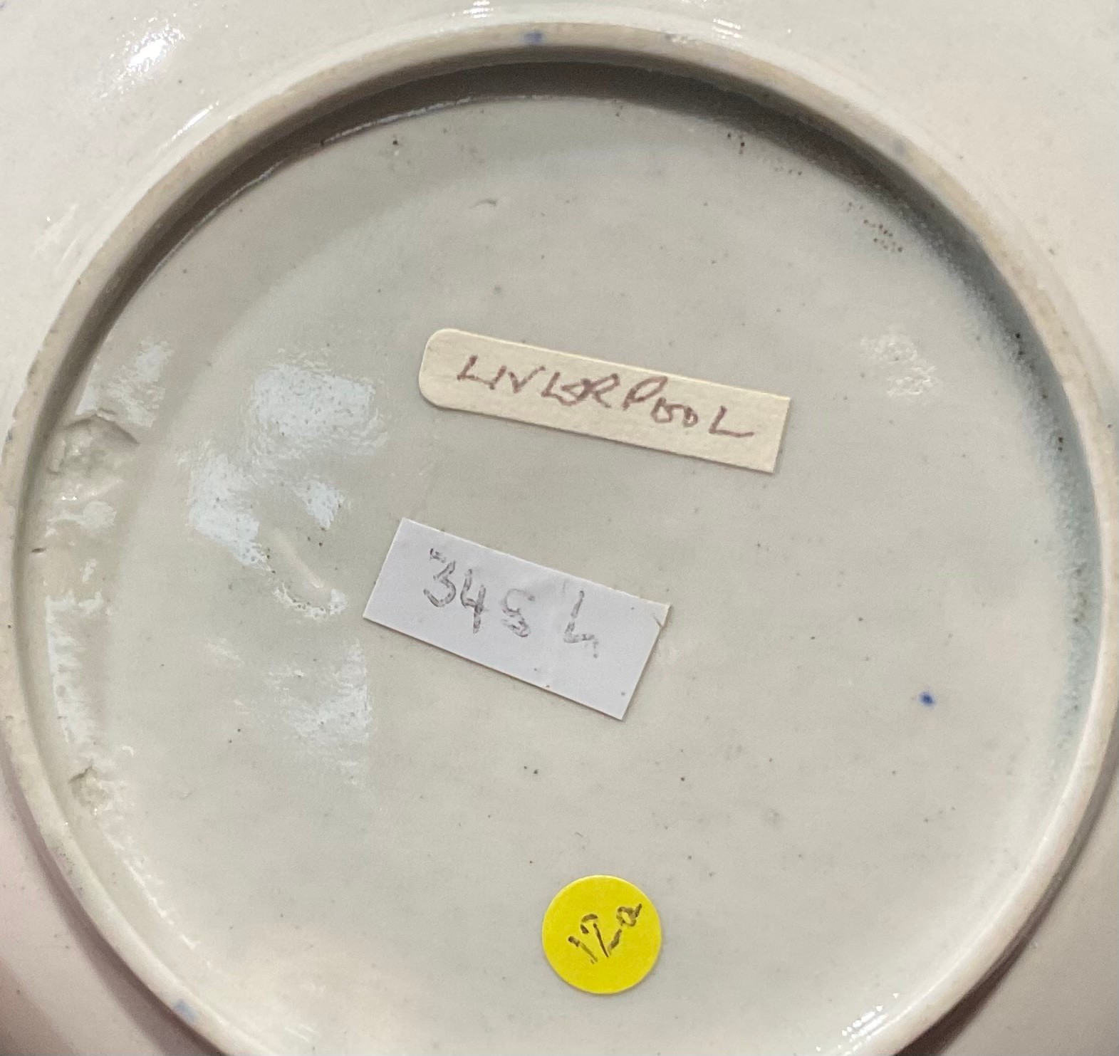 A Liverpool Barbed Chain and Daisy Spray pattern tea bowl and saucer, decorated in underglaze - Image 8 of 9