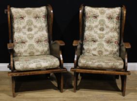 A pair of 18th century style elm lambing chairs, 102.5cm high, 70.5cm wide, the seat 51cm wide and