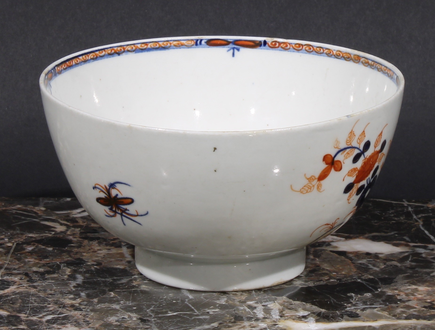 A Bow Imari pattern porcelain bowl, painted with stylised birds and flowers, picked out in gilt, - Image 3 of 4