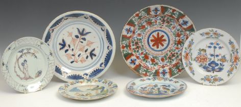 An 18th century Delft circular plate, painted in the Chinese taste with a lady in a garden, 21.5cm