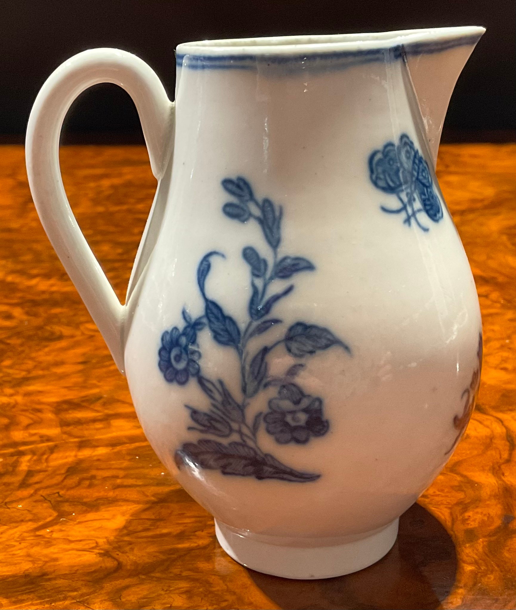 A Caughley Three Flowers pattern sparrow beak jug and cover, decorated in underglaze blue, flower - Image 11 of 13