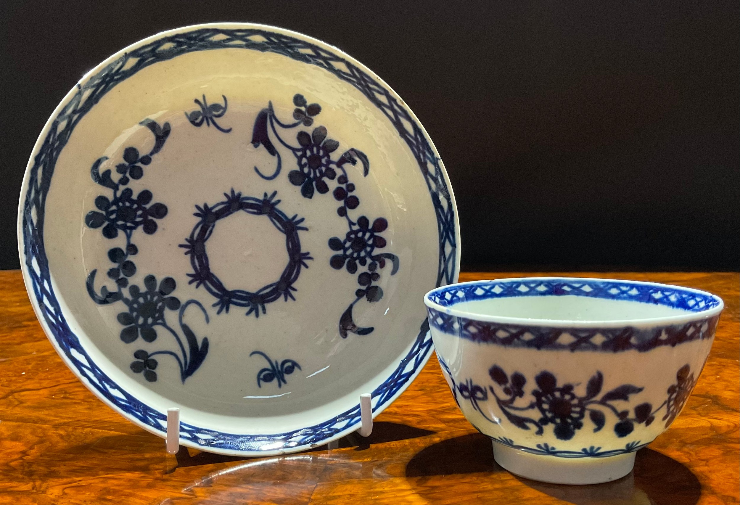 A Liverpool Barbed Chain and Daisy Spray pattern tea bowl and saucer, decorated in underglaze - Image 3 of 9