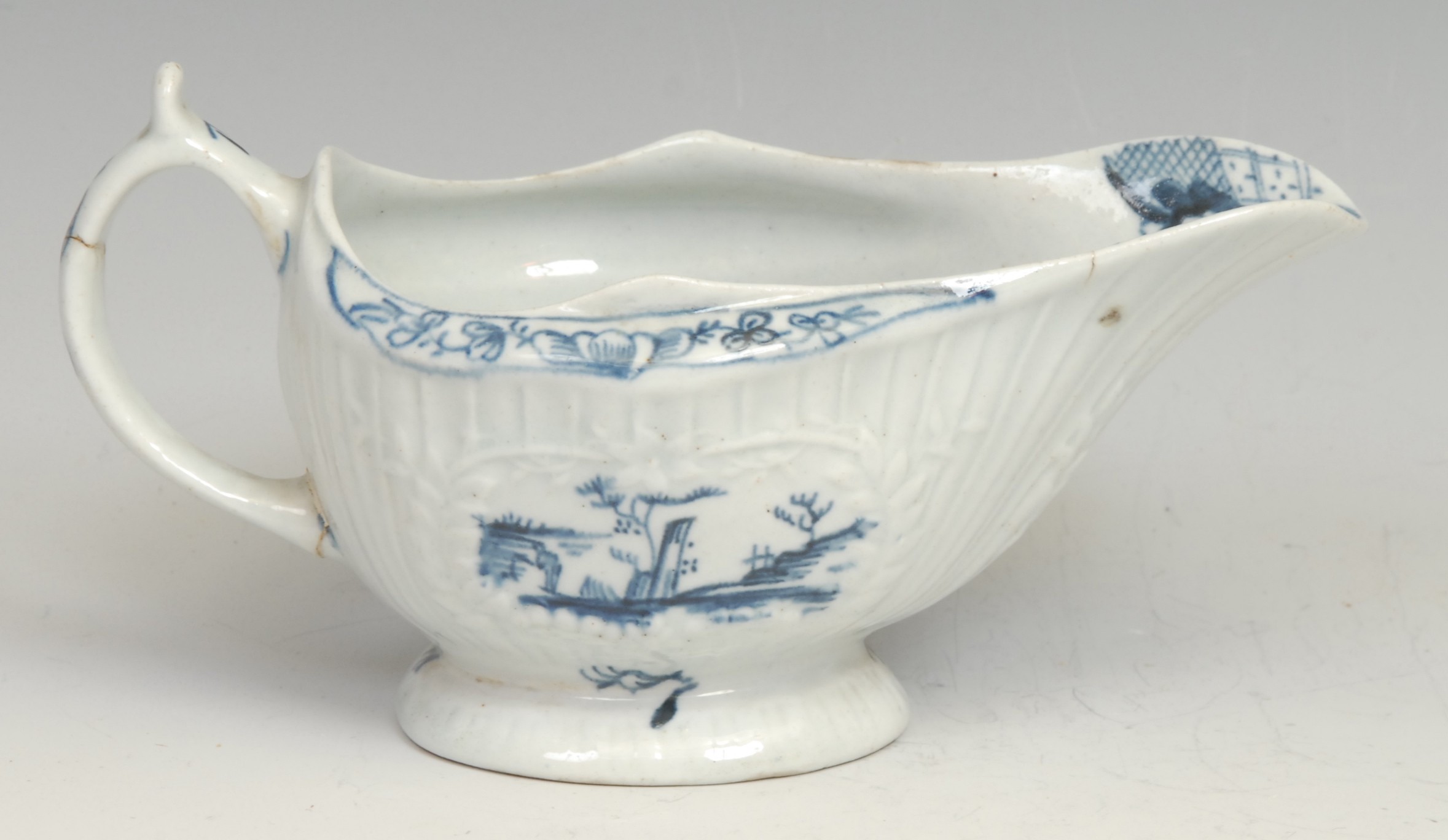 A Lowestoft Little Fisherman pattern strap fluted sauce boat, decorated in underglaze blue within - Image 2 of 6