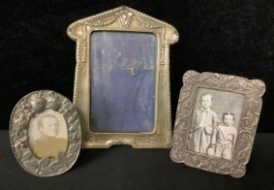 A silver plated Art Nouveau photograph frame, beaded border, embossed with sinuous swags, 12cm high;