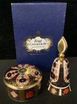 A Royal Crown Derby 1128 pattern circular trinket pot and cover, solid gold band, 9cm diameter,