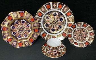 A Royal Crown Derby Imari 1128 pattern octagonal plate, solid gold band, 22.5cm wide, first quality;