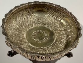 A Victorian shaped circular silver bon bon dish, raised on three pad feet, London 1880, 124g