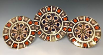 A Royal Crown Derby Imari 1128 pattern dinner plate, first quality; an 1128 pattern side plate,