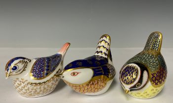 A Royal Crown Derby bird paperweight, Goldcrest, gold stopper, printed marks; others, Wren, gold