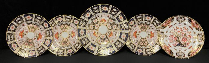 A Royal Crown Derby Imari 2451 pattern dinner plate and dessert plate, seconds; pair of 2451 pattern