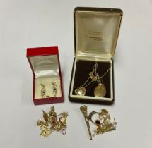 A 9ct gold necklace and love heart locket, all marked 375, 2.7g; a 9ct gold Queen Mother locket
