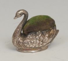 An Edwardian silver novelty pin cushion, as a swan, 2.5cm long, Birmingham 1909