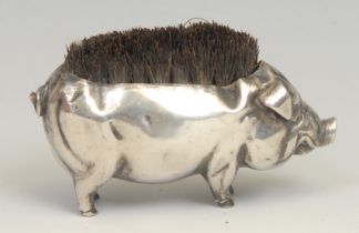 An Edwardian silver novelty pen wipe, as a pig, 7cm long, Birmingham 1907