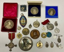 Papal and other Catholic medallions – to include: 1750 Benedict XIV AE Jubilee of opening the holy