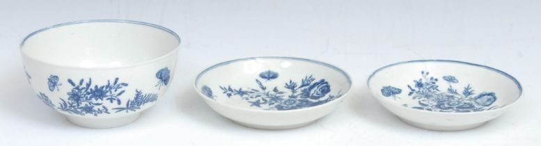 A Worcester underglazed blue bowl, painted with foliate sprays and butterflies, 12cm diameter,