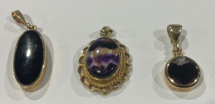 A 9ct gold mounted circular Derbyshire Blue John pendant, CW Sellors, Sheffield 2000, 2.5cm drop,