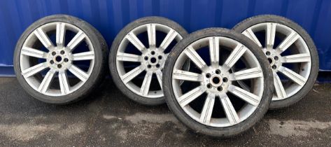 A set of four Range Rover 22” alloy wheels, 285/35ZR22 106W