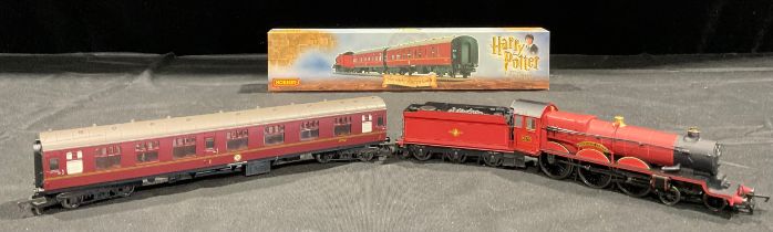 Toys & Juvenalia - Hornby OO Gauge 4-6-0 "Hogwarts Castle" locomotive and six wheel tender, HR red/