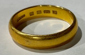 A 22ct gold wedding band, 7.16g gross