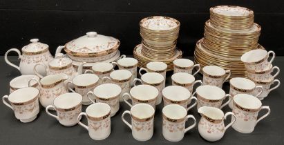 An Elizabethan Olde England part dinner and tea service, comprising dinner plates, dessert plates,