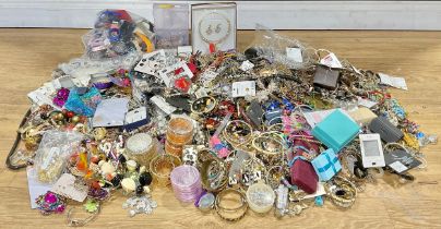 Fashion & Jewellery - a quantity of costume jewellery, watches, necklaces, bracelets, etc qty