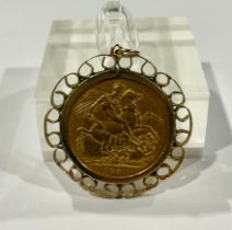 A Victorian full gold sovereign, young head, 1880, 9ct gold openwork pendant mount, marked 375, 10.