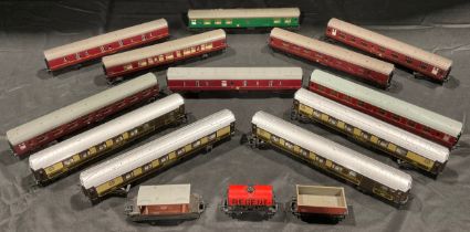 Toys & Juvenalia, Trains, OO Gauge - a collection of unboxed coaches and rolling stock including