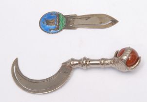 An early 20th century agate mounted novelty bookmark, crescent shaped blade, ball and claw haft, 8.