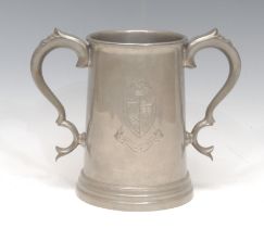 Cambridge University - a pewter loving cup, engraved with the arms of St John’s College, 17.5cm