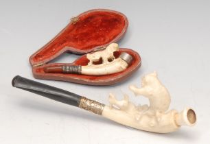 A German meerschaum novelty cheroot holder, carved with a retriever dog, 7.5cm long, early 20th