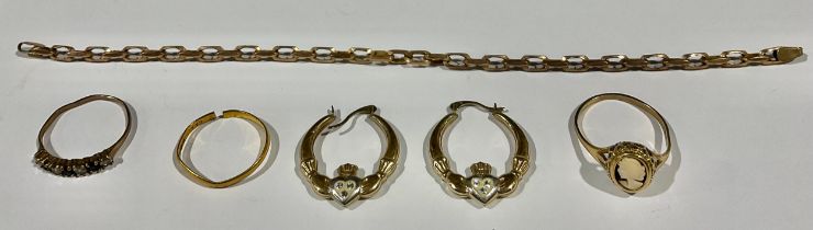 A 22ct gold wedding band, cut through, 1.1g; a 9ct gold broken bracelet chain, 4.9g, apparently