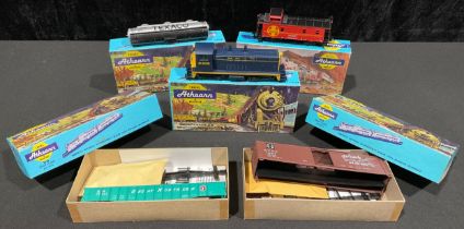 Toys & Juvenalia - a collection of Athearn trains in miniature, including 1269 caboose 'ATSF',