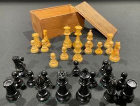 A boxwood and ebonised chess set, the Kings 8.5cm high