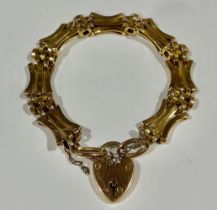 A 9ct gold gate link bracelet, padlock clasp, 13.6g