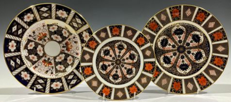 A Royal Crown Derby 1128 pattern dinner plates, 26.5cm diameter, second quality; a similar dessert