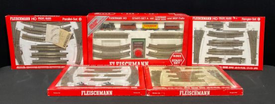 Toys & Juvenalia - a Fleischmann HO scale 6365 start set, window boxed; various track sets, each