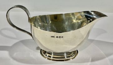An Edwardian silver milk jug of plain design, loop handle, stepped oval base, Birmingham 1907, 153g