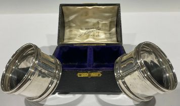 A pair of George V silver napkin rings, Birmingham 1919, cased