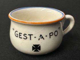 WW2 British Fieldings miniature ceramic ashtray in the form of a chamber pot, 'FLIP YOUR ASHES ON