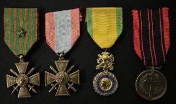 French Medal collection comprising of : Croix De Guerre with Star 1914-1918: French Military