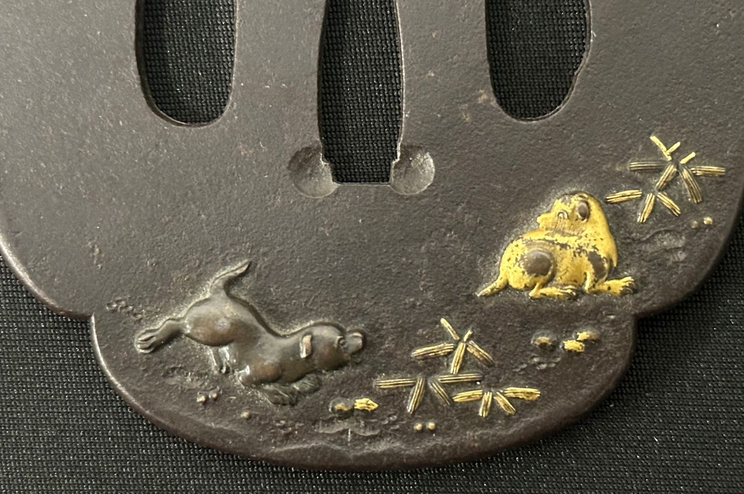 Japanese Sword Tsuba in bronze, unsigned, featuring two Dogs. Size 84mm x 77mm. - Image 3 of 3