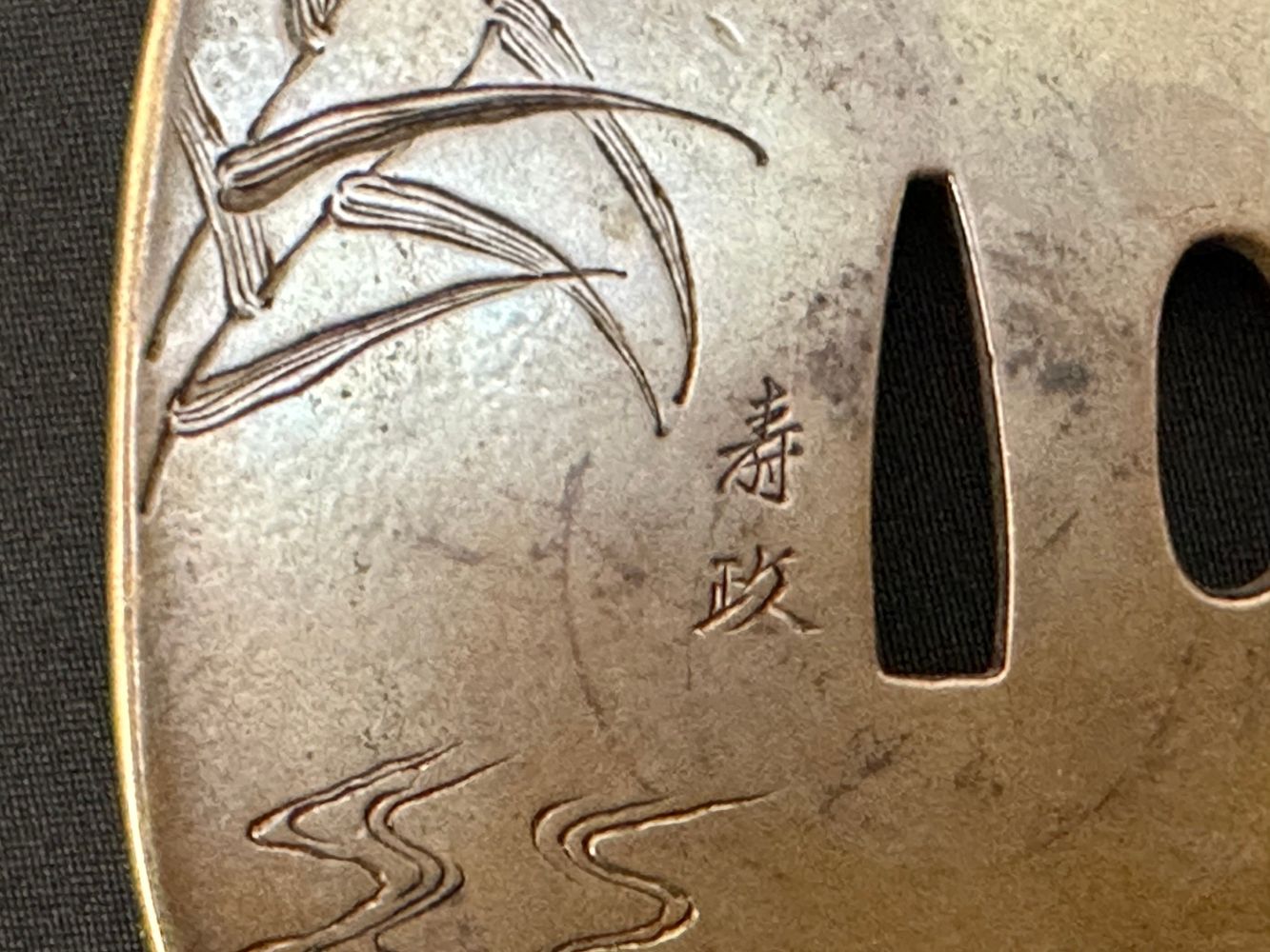 Japanese Sword Tsuba in bronze featuring a Crane. Signed Hisamasa Fukuda. Large sized example 89mm x - Image 3 of 3