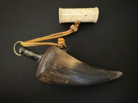 Japanese Powder Horn overall length approx. 170mm. Fitted with a wooden end with bronze measure/