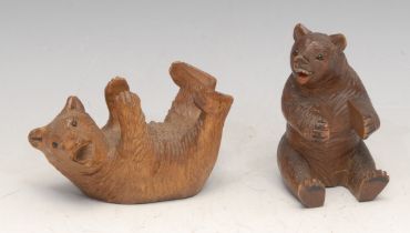 A Black Forest carving, of a bear, 8cm high, c.1900; another (2)