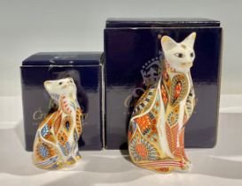 A pair of Royal Crown Derby paperweights, Siamese Cat and Kitten, gold stoppers, each boxed