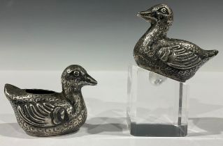 A pair of Chinese silver novelty condiments, as ducks, 5cm long, character marks, early 20th century